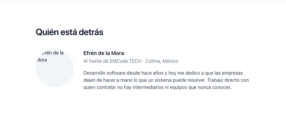 Captura de la sección "Quién está detrás" de emcode.tech: un círculo gris claro donde debería estar la foto, con el texto alternativo recortado dentro, junto al nombre y una breve presentación.