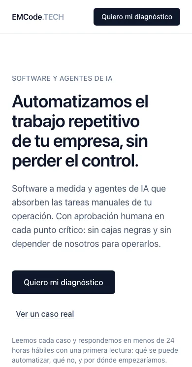 Captura de la home de emcode.tech a 390 píxeles de ancho: la cabecera solo muestra el logotipo y un botón, sin menú; debajo, el titular, el subtítulo y los botones.